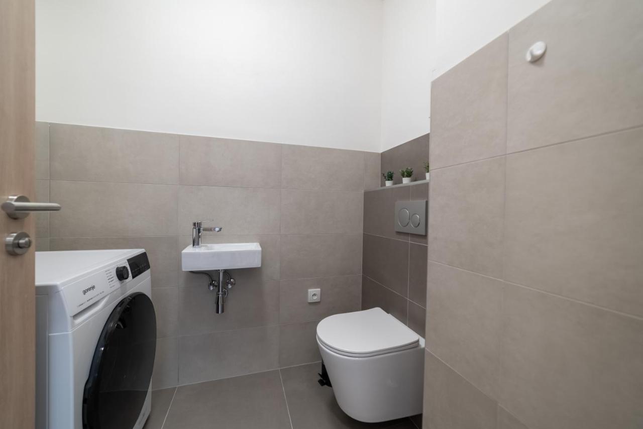 New Apartments Near Dancing House Прага Экстерьер фото