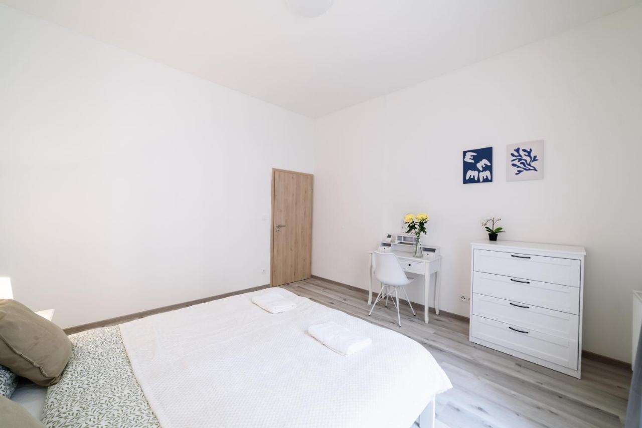 New Apartments Near Dancing House Прага Экстерьер фото